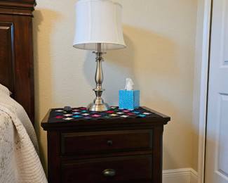 2 Night stands to be sold with bedroom set 