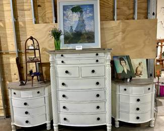 Lovely wooden dresser and nightstand set!