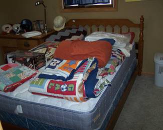 FULL-SIZE MAPLE BED, BEDDING & TOYS