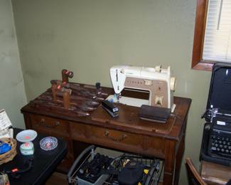 SINGER SEWING MACHINE
