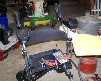 STANDING WALKER/ROLLATOR