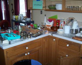 STAINLESS & PLATED FLATWARE & KITCHEN ITEMS