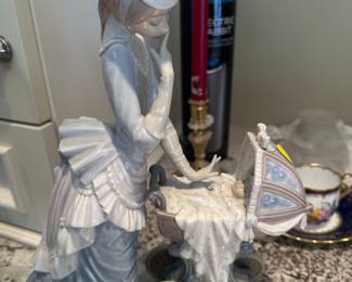 VIntage Lladro figurine, mother and baby.