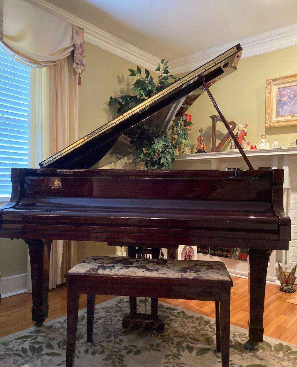Beautiful Yamaha Baby Grand Piano