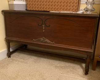 Blanket chest - cedar lined 