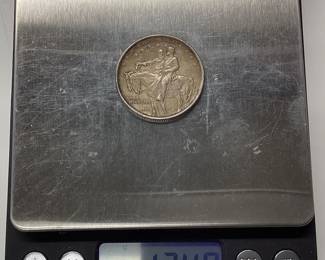 1925 STONE MOUNTAIN HALF DOLLAR DESIGNED BY GUTZON BORGLUM. THE 1925 STONE MT. HALF DOLLAR WAS STRUCK TO RAISE FUNDS FOR THE COMPLETION OF THE MONUMENT IN STONE MOUNTAIN, GEORGIA