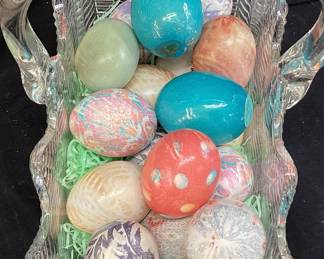 L.E. SMITH GLASS BASKET OF DECORATIVE EGGS NO SHIPPING PICKUP ONLY