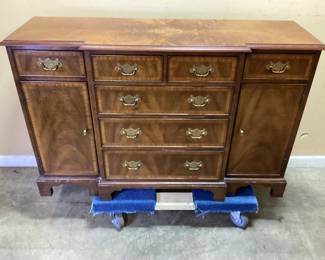  VTG. HENREDON 18th CENTURY PORTFOLIO WALNUT VENEER BUFFET OR SIDEBOARD, AMERICAN FEDERAL STYLE, HEPPLEWHITE, BRASS HANDLES, 7 DRAWER, 2 CABINET NO SHIPPING PICKUP ONLY