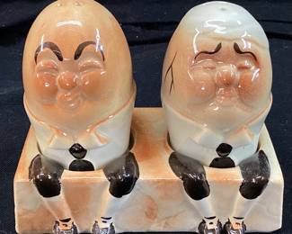 VTG. ANTHROPOMORPHIC HUMPTY DUMPTY SALT & PEPPER SHAKERS SET