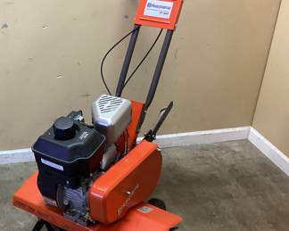 HUSQVARNA FT 900 FRONT TINE TILLER, BRIGGS & STRATTON 205cc 4 CYCLE ENGINE, ADJUSTABLE 12in to 26in TILLER, FORWARD AND REVERSE NO SHIPPING PICKUP ONLY