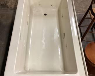 72in by 36in WHIRLPOOL BATHTUB w 8 JETS NO SHIPPING PICKUP ONLY