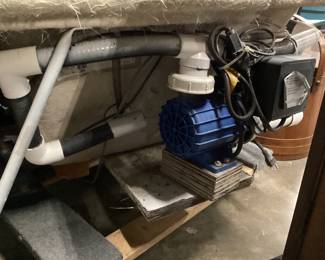 72in by 36in WHIRLPOOL BATHTUB w 8 JETS NO SHIPPING PICKUP ONLY