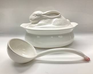VTG. PFALTZGRAFF HEARTH LARGE WHITE RABBIT CASSEROLE DISH WITH LADLE