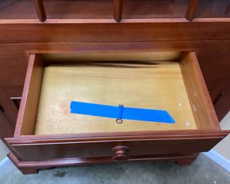 SOUTHERN FEDERAL STYLE MAHOGANY CORNER CABINET WITH CABINET KEY NO SHIPPING PICKUP ONLY