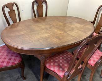 MID CENTURY CHERRY WOOD DINING TABLE WITH 8 CHAIRS & 2 LEAF, QUEEN ANNE STYLE NO SHIPPING PICKUP ONLY