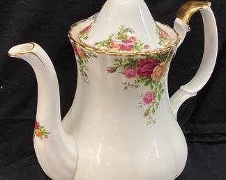 ROYAL ALBERT ENGLAND OLD COUNTRY ROSES PATTERN COFFEE POT, 10in H