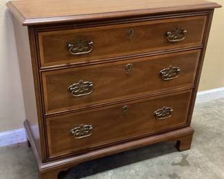 VTG. HENREDON MAHOGANY 3 DRAWER CHEST WITH DOVETAIL CONSTRUCTION, BRACKET FEET, ORNATE BRASS HANDLE NO SHIPPING PICKUP ONLY
