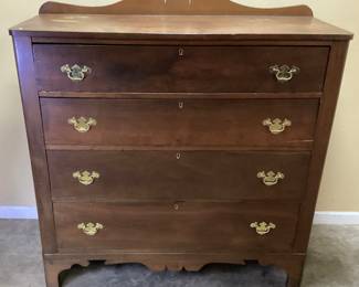 VTG. CHIPPENDALE STYLE CHEST OF DRAWERS w SHAPED BACKLASH, BRACKET FEET NO SHIPPING PICKUP ONLY