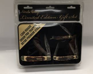  UNCLE HENRY LTD. EDITION 3 KNIFE GIFT SET FEATURES 2014 12UH ROADIE, 285UH PRO TRPPER AND 887UH PREMIUM STOCK WITH TIN DISPLAY CASE