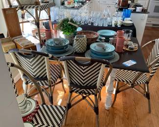 Again this table and chairs is just classy