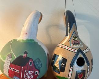 Handpainted hourd birdhouse 