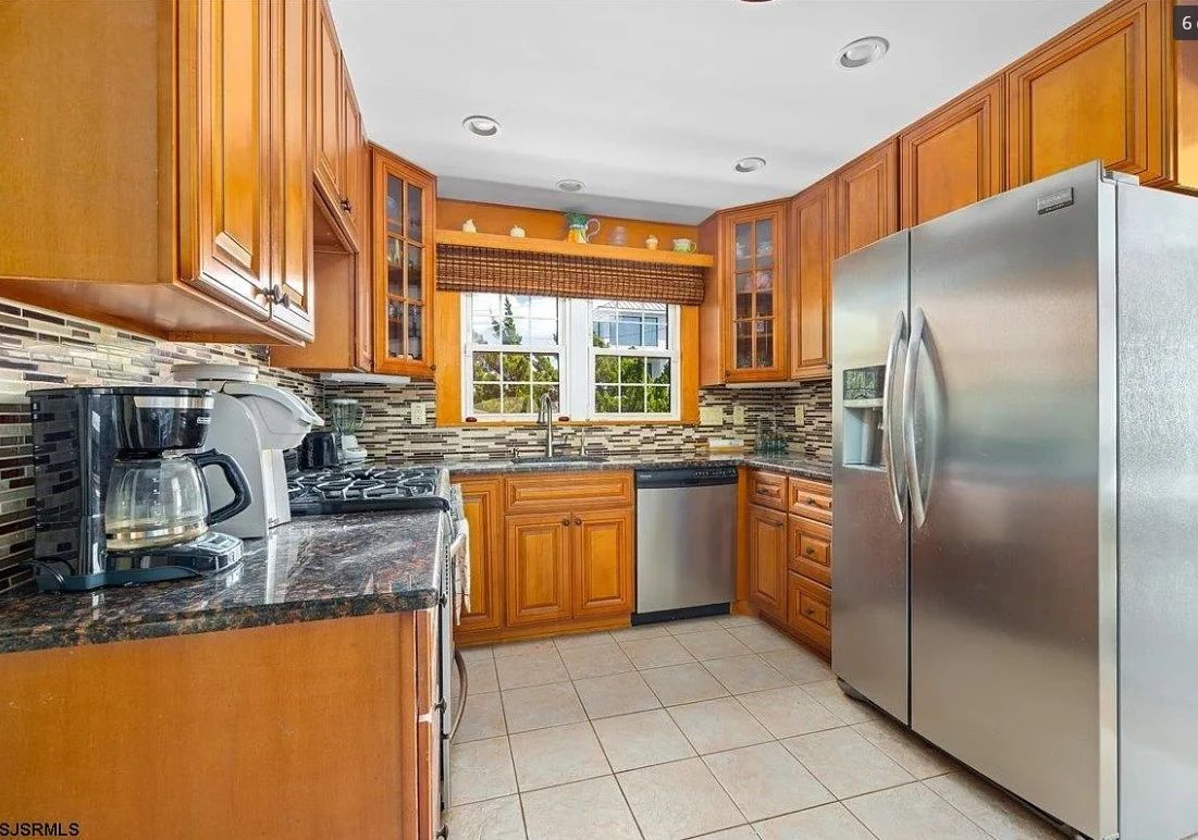U-shaped kitchen with plenty of upper & lower cabinets