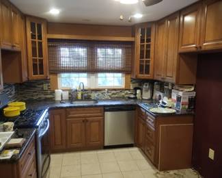 U-shaped kitchen with plenty of upper & lower cabinets
