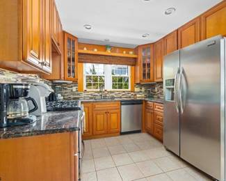 U-shaped kitchen with plenty of upper & lower cabinets