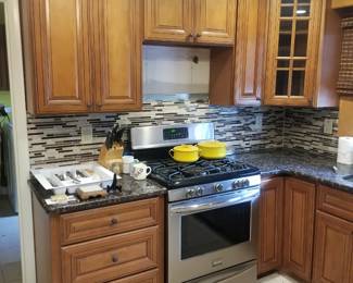 U-shaped kitchen with plenty of upper & lower cabinets