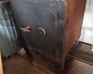 Floor safe with combination