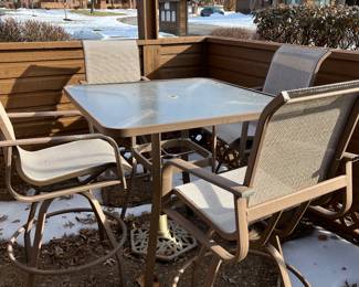 HIGHTOP 4 CHAIR PATIO TABLE WITH UMBRELLA & STAND