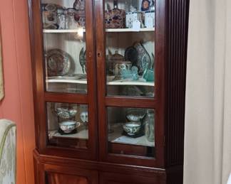 Corner cabinet