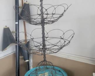 French wire compote
Armour lard can