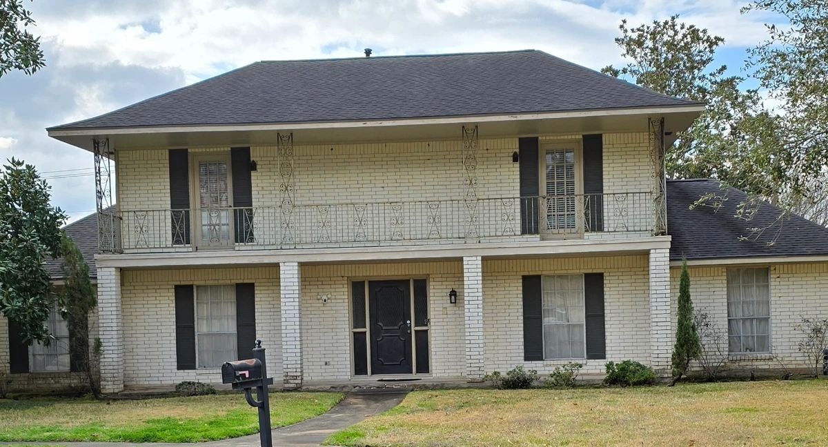 Get Comy - This is gonna take awhile! 2 Story house built in the 70's packed with treasures!