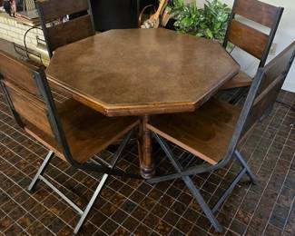 Game Table with 4 Chairs and 2 Leaves 