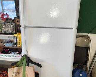 NICE FRIGIDAIRE FRIDGE - CLEAN & COLD