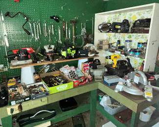 WORKBENCH FULL OF HAND TOOLS & POWER TOOLS