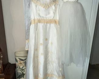 LOVELY VINTAGE WEDDING DRESS & VAIL