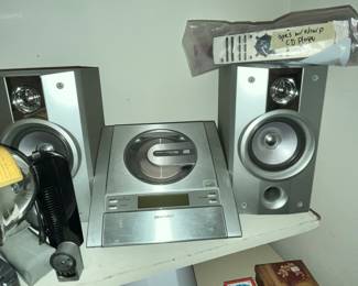 NICE SHARP CD PLAYER w/ SPEAKERS & REMOTE