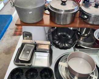 VINTAGE ALUMINUM COOKER 