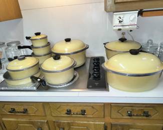 LARGE SET OF CLUB COOKWARE