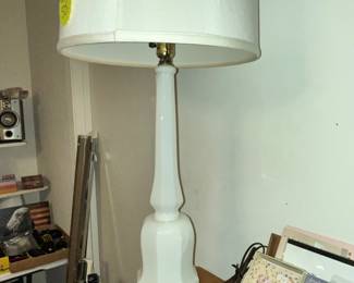 WHITE GLASS TABLE LAMP