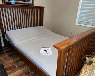 Queen Size Leggett & Platt Adjustable/Massaging Base $500 (Like new