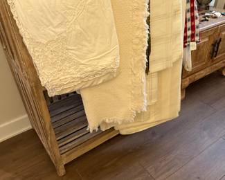 Blankets, throws, linens