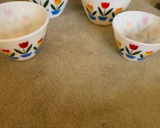 Vintage tulip mixing bowls 