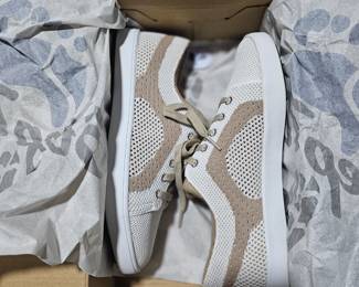 New in box Steptire Laceup Sneaker Size 7