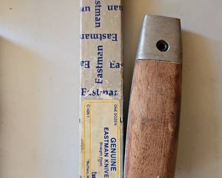 Vintage Eastman Machine Company straight front cutting knife set including original wood handle and box of replacement blades (one dozen box marked Buffalo NY). Designed for industrial textile and upholstery cutting.

Solid condition. Great for upholstery shops, textile professionals, or vintage industrial tool collectors.