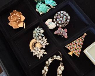 Assorted Vintage Brooches and Faux Pearl Bracelet