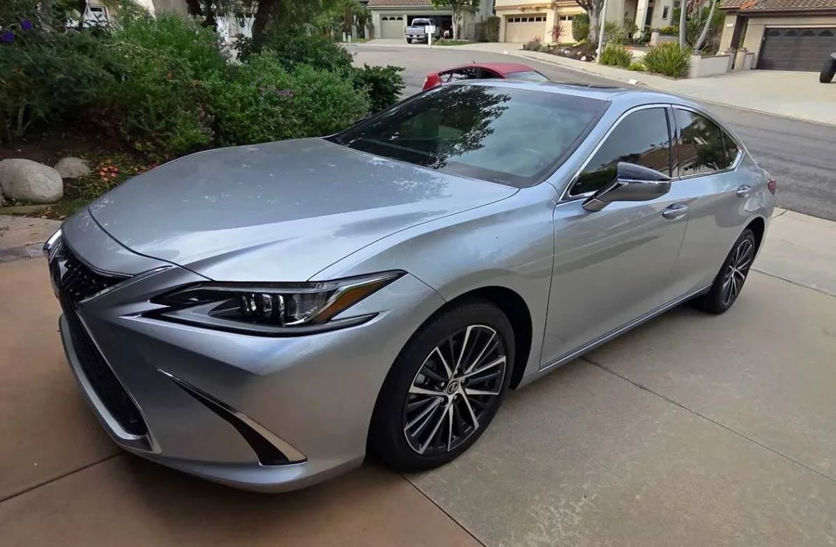 MO167V2023 Lexus ES 300h