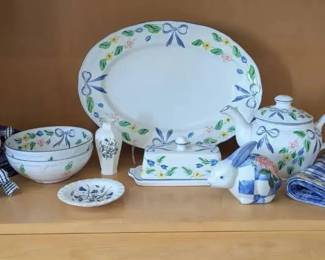 MO114Hungarian Set With Oval Plate And Teapot 